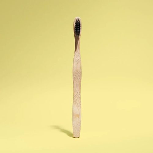 OUTDOOR FREAKZ Bambusz fogkefe aktív szenes sörtével, 1 darab