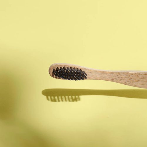 OUTDOOR FREAKZ Bambusz fogkefe aktív szenes sörtével, 1 darab