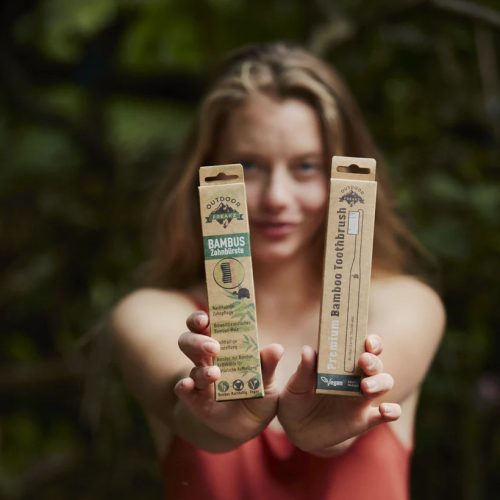 OUTDOOR FREAKZ Bambusz fogkefe aktív szenes sörtével, 1 darab