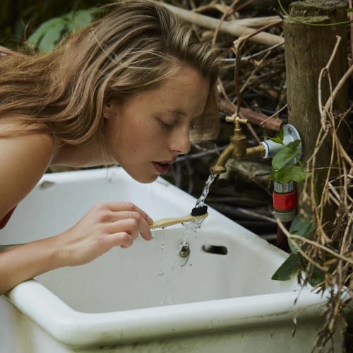 OUTDOOR FREAKZ Bambusz fogkefe aktív szenes sörtével, 1 darab