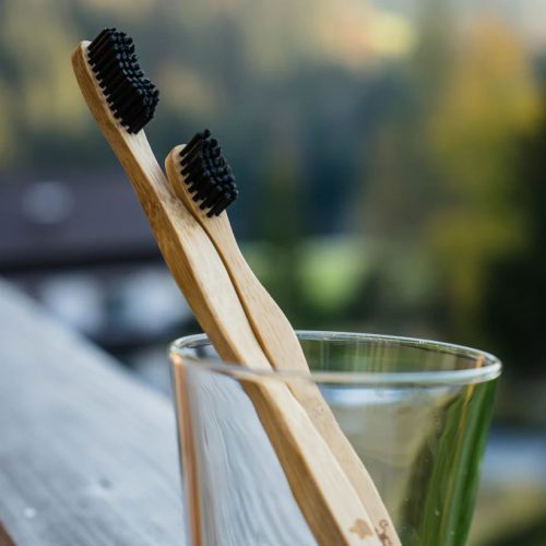 OUTDOOR FREAKZ Bambusz fogkefe aktív szenes sörtével, 1 darab