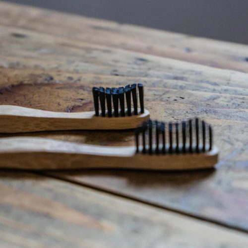 OUTDOOR FREAKZ Bambusz fogkefe aktív szenes sörtével, 1 darab