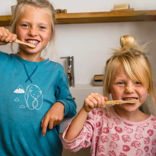 OUTDOOR FREAKZ Bambusz fogkefe aktív szenes sörtével, 1 darab